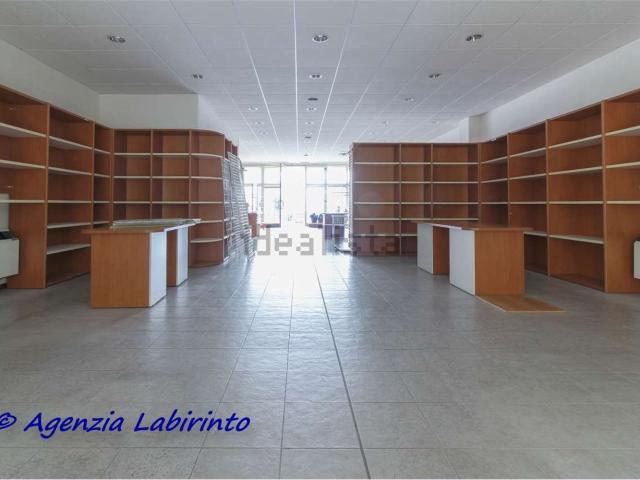 Locale Commerciale in vendita a Unione di Comuni della Romagna Forlivese, Quattro