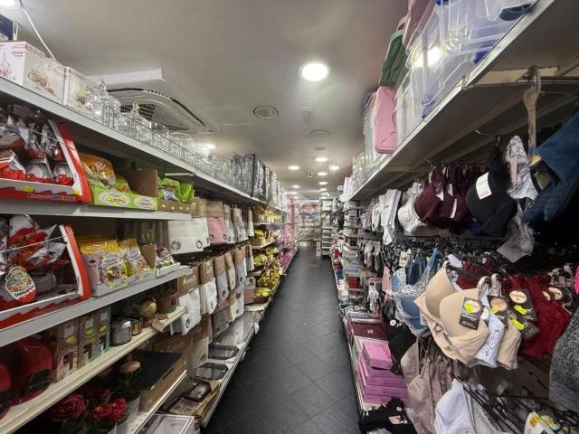 Locale Commerciale in vendita a Municipalità 9, Campania