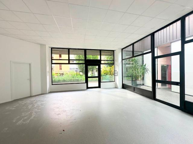 Locale Commerciale in vendita a Unione dei comuni Valli del Reno, Lavino e Samoggia, Casalecchio Di Reno