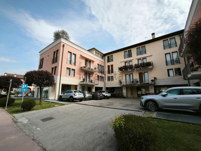 Locale Commerciale in vendita a Castello, Arzignano
