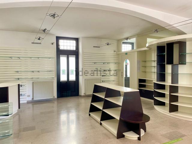 Locale Commerciale in vendita a Venzone, Friuli-Venezia Giulia