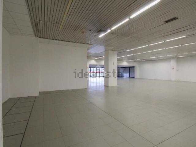 Locale Commerciale in vendita a Unione dei comuni del Distretto Ceramico, Sassuolo