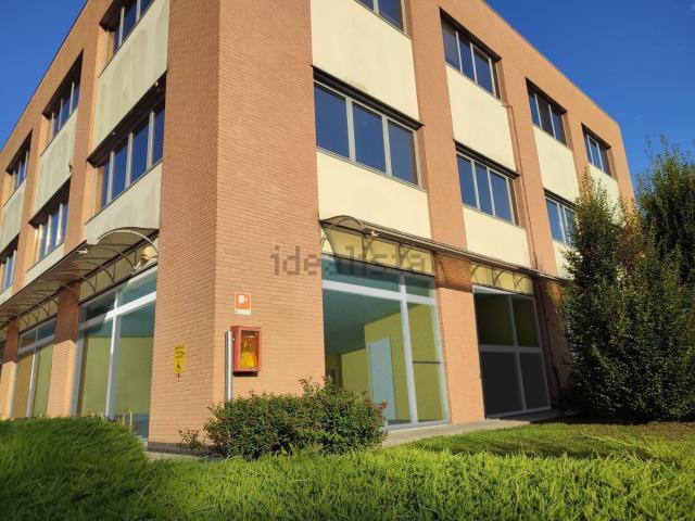 Locale Commerciale in vendita a Cadrezzate, Varese