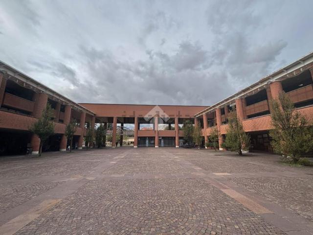 Locale Commerciale in vendita a Oreno, Vimercate