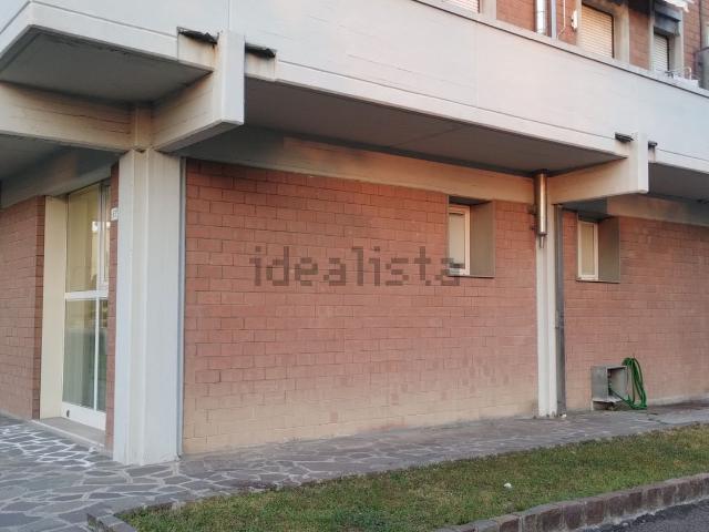 Locale Commerciale in vendita a Buon Pastore-Sant'Agnese-San Damaso, Modena
