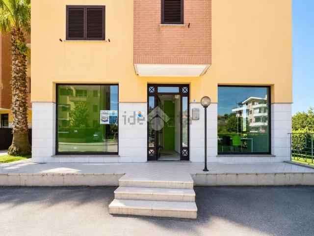Locale Commerciale in vendita a Castelnuovo Vomano, Castellalto