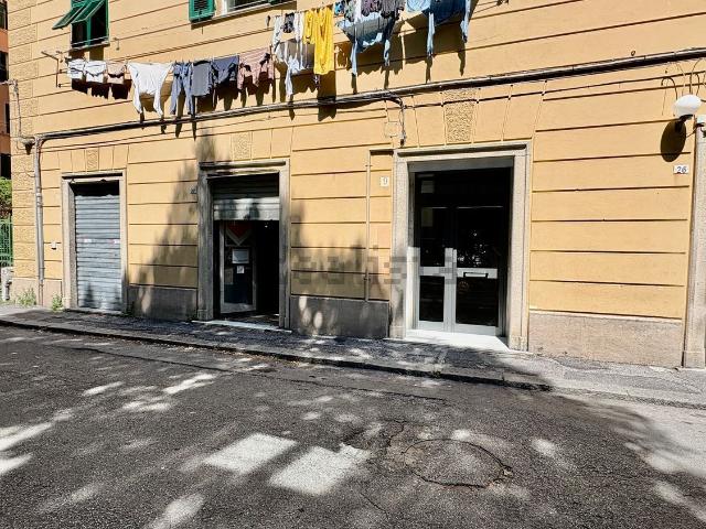 Locale Commerciale in vendita a Centro Est, Serra Riccò
