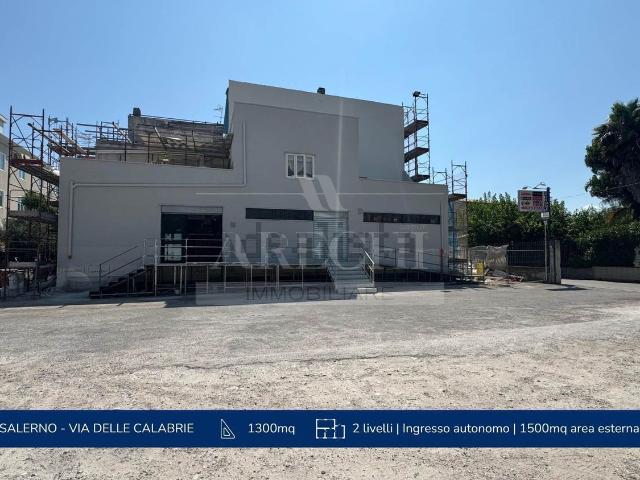 Locale Commerciale in vendita a Salerno, Campania