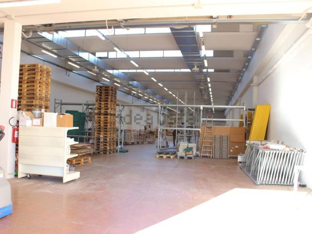 Locale Commerciale in vendita a Unione di Comuni della Romagna Forlivese, Quattro