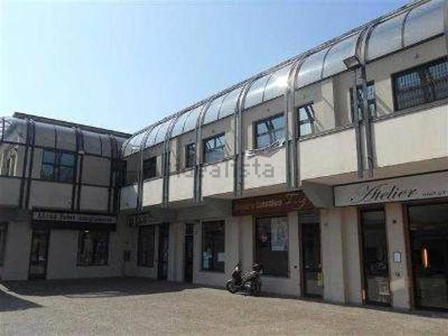 Locale Commerciale in vendita a Triulzo, San Donato Milanese