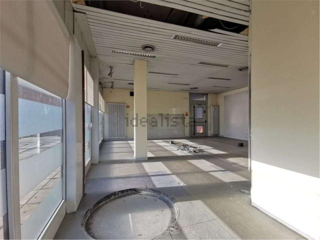 Locale Commerciale in vendita a Como Sole, Como