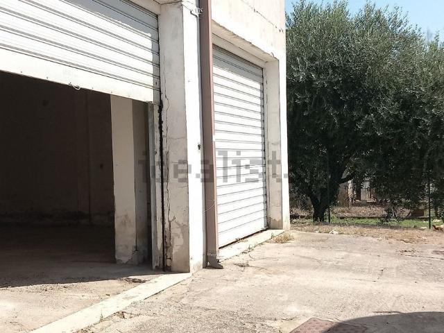 Locale Commerciale in vendita a Latina, Lazio