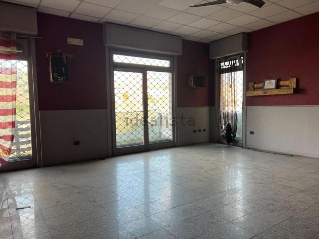 Locale Commerciale in vendita a Sud, Brenzone