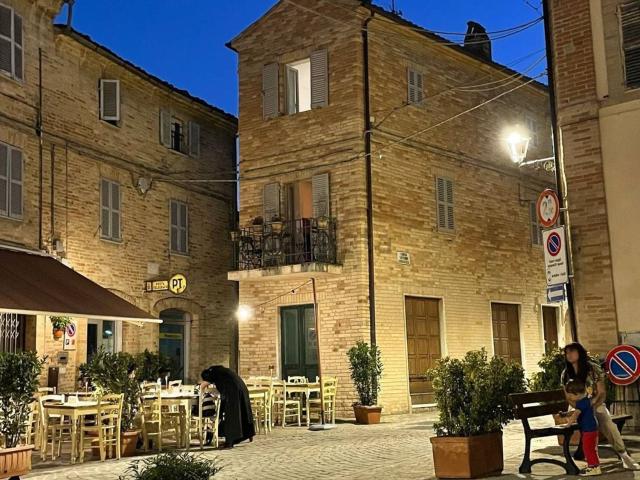 Locale Commerciale in vendita a Marche, Fermo