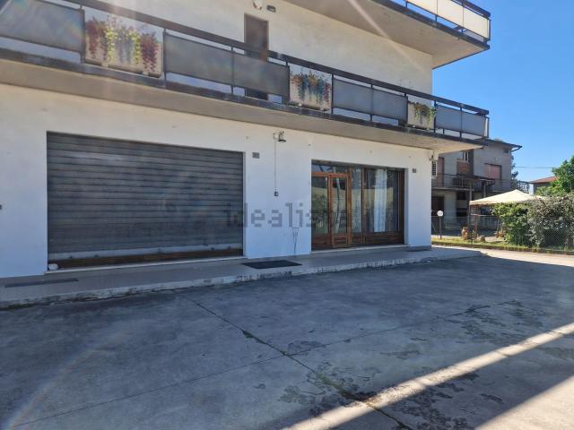 Locale Commerciale in vendita a Ponte San Giovanni, Cenerente