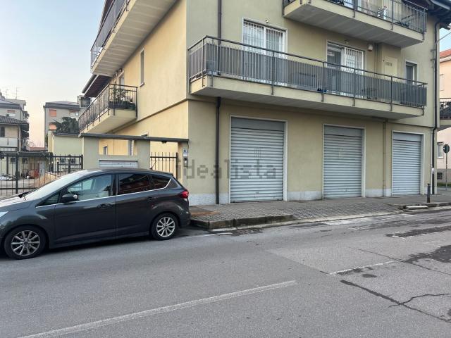 Locale Commerciale in vendita a Verano Brianza, Lombardia