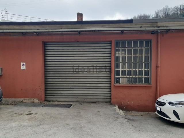 Locale Commerciale in vendita a Medio Ponente, Serra Riccò
