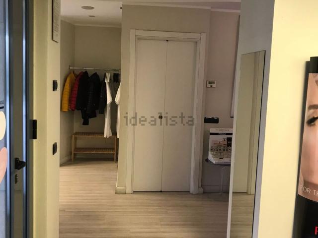 Locale Commerciale in vendita a Oltrestazione, Legnano