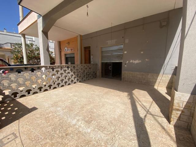 Locale Commerciale in vendita a Puglia, Brindisi