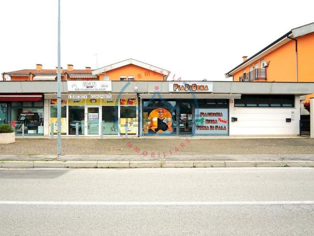 Locale Commerciale in vendita a Badia Polesine, Veneto
