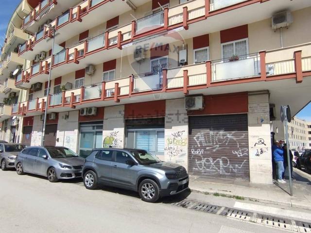 Locale Commerciale in vendita a Puglia, Bari