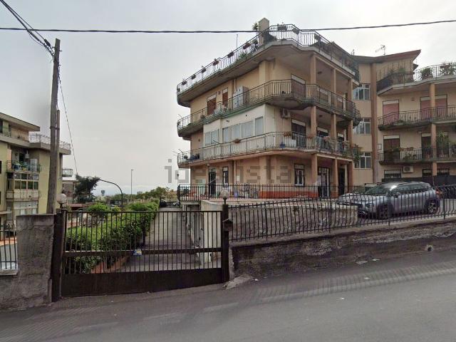 Locale Commerciale in vendita a Fasano, Gravina Di Catania