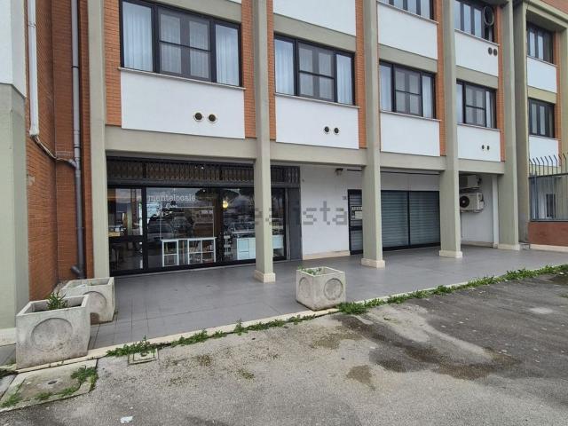 Locale Commerciale in vendita a Piccarello, Latina