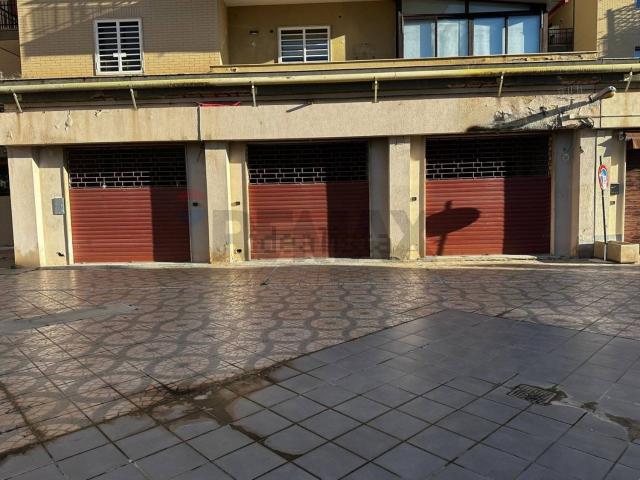 Locale Commerciale in vendita a Municipio 2, Puglia