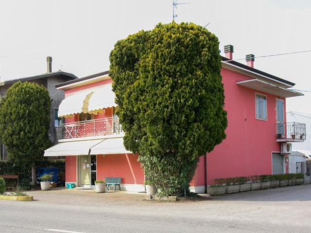Locale Commerciale in vendita a Unione Comuni Modenesi Area Nord, Mirandola
