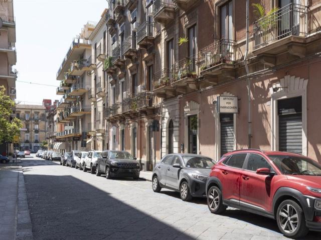 Locale Commerciale in vendita a Borgo-Sanzio, Catania