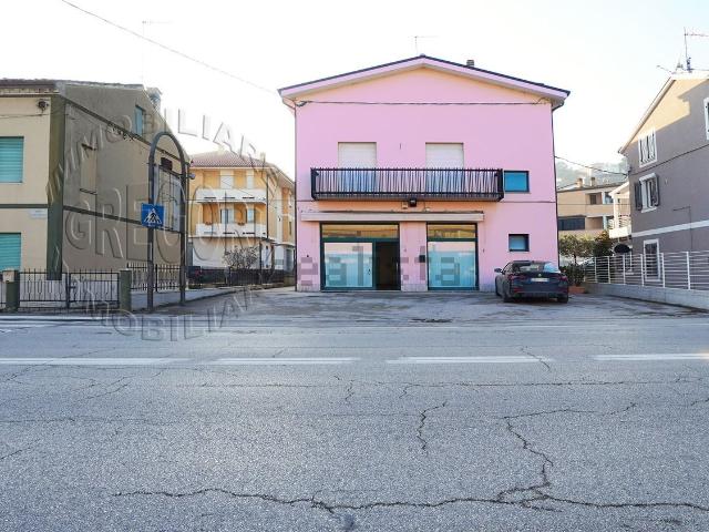 Locale Commerciale in vendita a Marche, Fermo