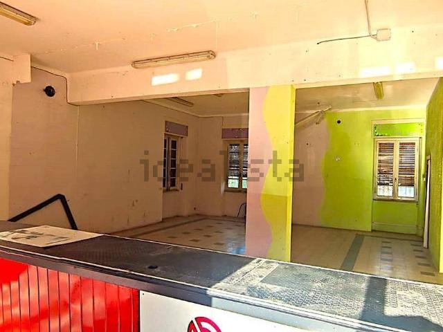 Locale Commerciale in vendita a Carcare, Liguria