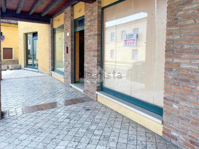 Locale Commerciale in vendita a Quinzano D'oglio, Lombardia