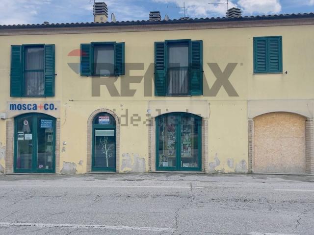 Locale Commerciale in vendita a Marche, Macerata
