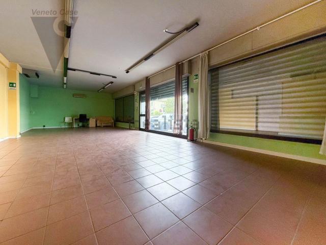Locale Commerciale in vendita a Padova