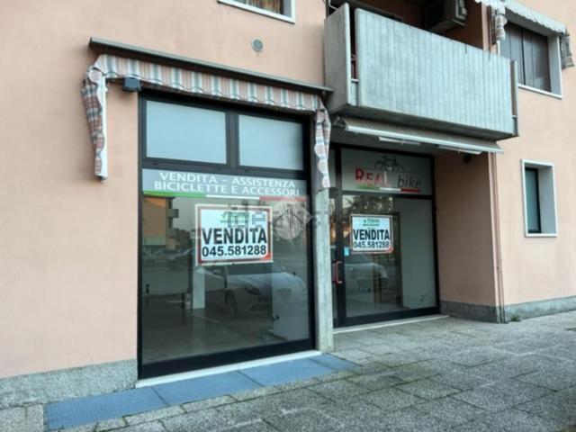 Locale Commerciale in vendita a Azzano, Castel D'azzano