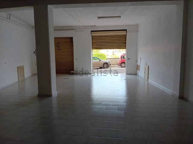 Locale Commerciale in vendita a Puglia, Bari