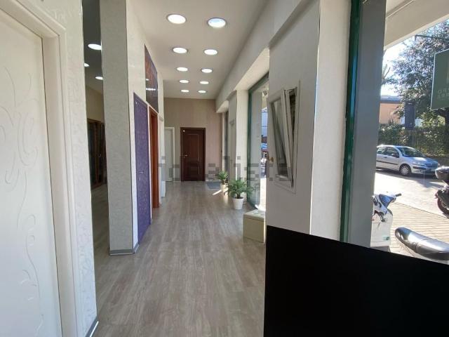 Locale Commerciale in vendita a Portici, Campania