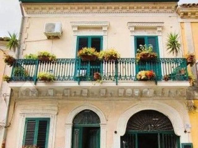 Locale Commerciale in vendita a Motta Sant'anastasia, Sicilia