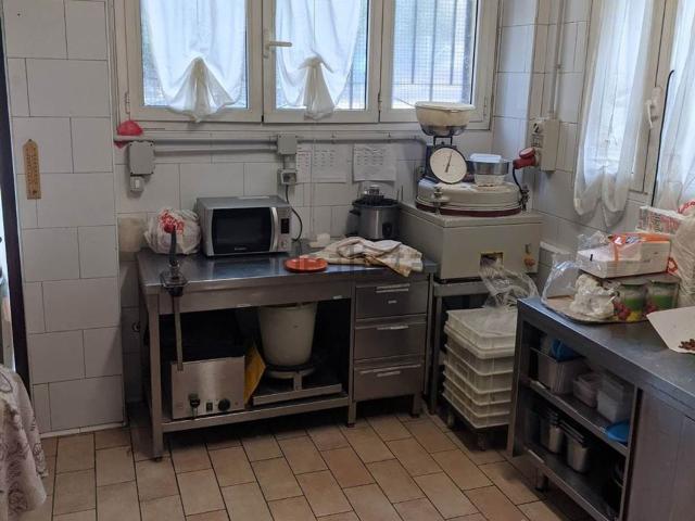 Locale Commerciale in vendita a Crocetta-San Lazzaro-Modena Est, Modena