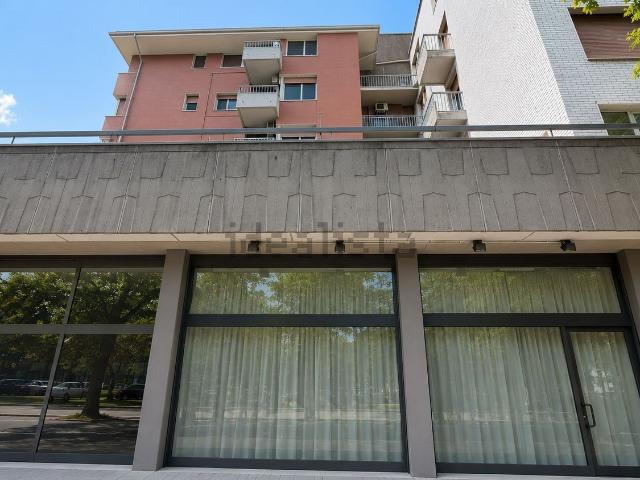 Locale Commerciale in vendita a Parma Centro, Sorbolo