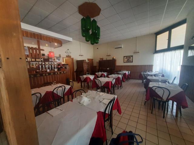 Locale Commerciale in vendita a Marche, Macerata