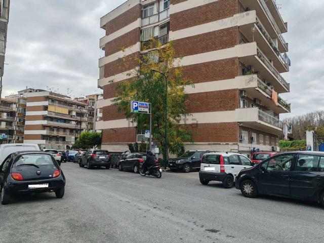 Locale Commerciale in vendita a Municipalità 9, Campania