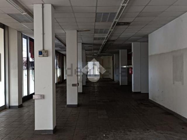 Locale Commerciale in vendita a Solaro, Lombardia