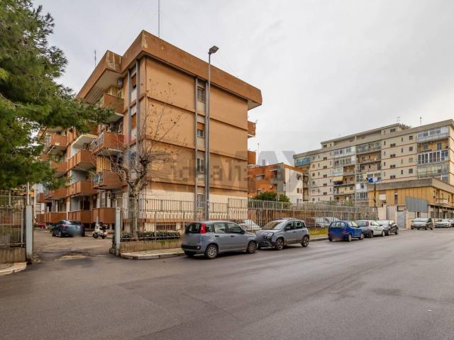 Locale Commerciale in vendita a Japigia, Puglia