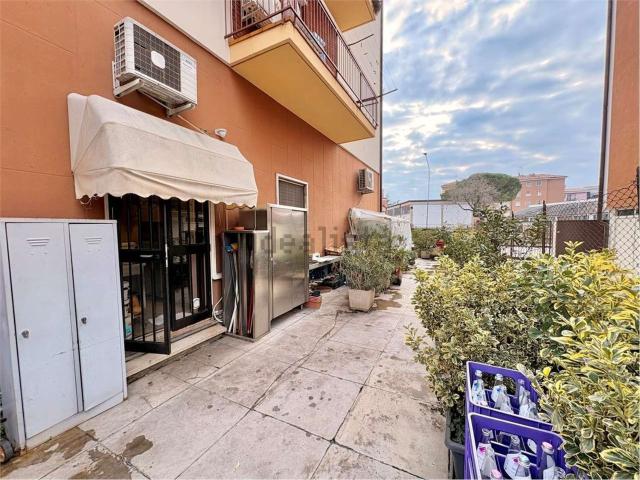 Locale Commerciale in vendita a Sud-Est, Brenzone