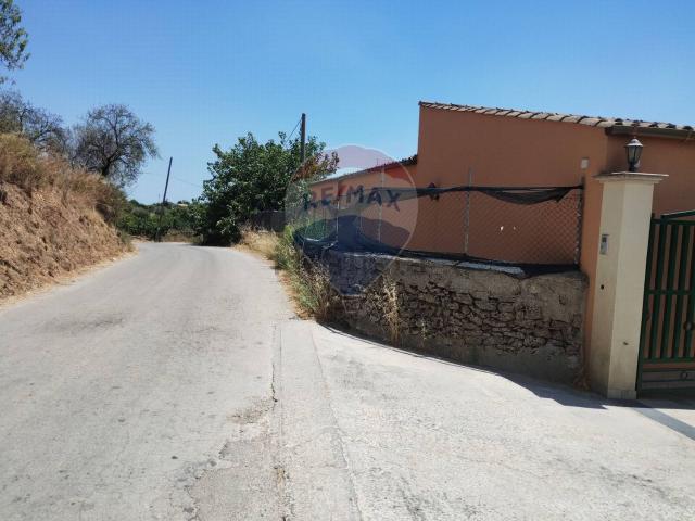 Locale Commerciale in vendita a Noto, Sicilia