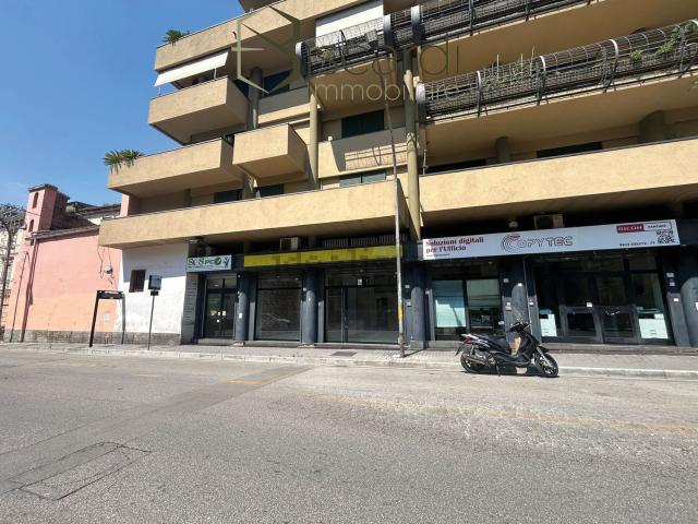 Locale Commerciale in vendita a Caserta