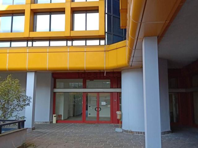 Locale Commerciale in vendita a Sciarè, Gallarate