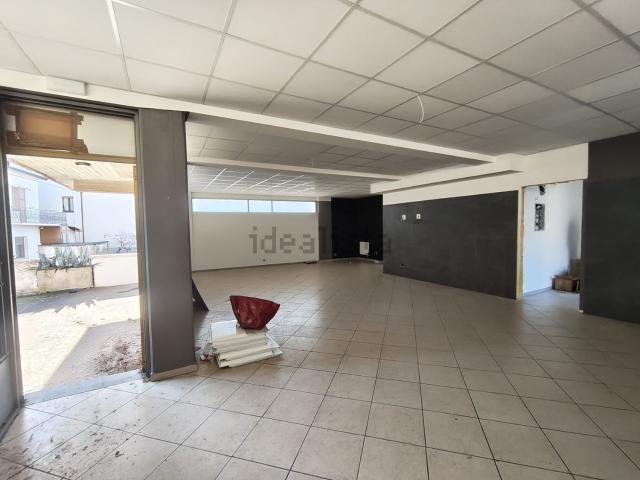 Locale Commerciale in vendita a Tuoro Sul Trasimeno, Umbria